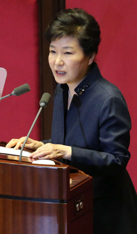 박근혜 대통령이 16일 오전 국회 본회의에서 북한의 4차 핵실험 및 장거리 미사일 발사로 인한 안보위기 등과 관련해 '국정에 관한 국회 연설'을 하고 있다.